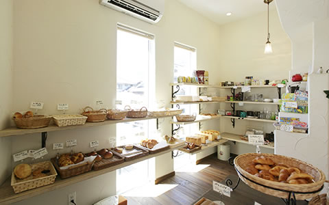 画像：地元のお客様をお迎えする、馴染みのパン屋
